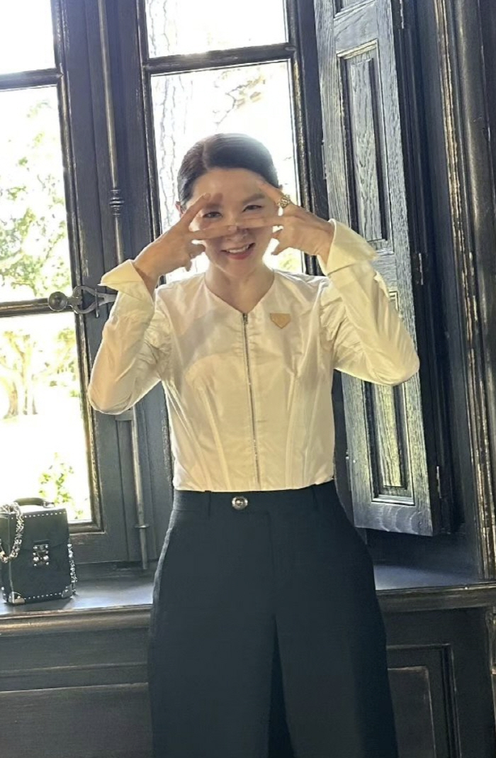 이영애, 여전히 투명한 백옥피부..53세 쌍둥이맘 맞아?