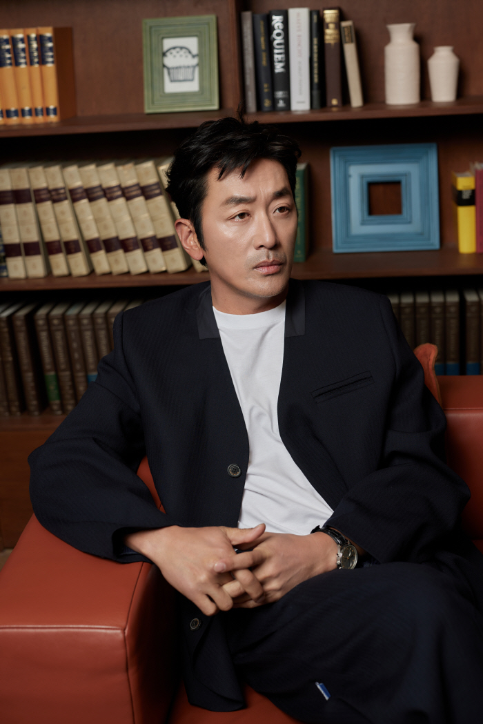 [인터뷰②] 하정우 "블루스크린 보고 연기, 민망해 현타 올 때 많아"(…