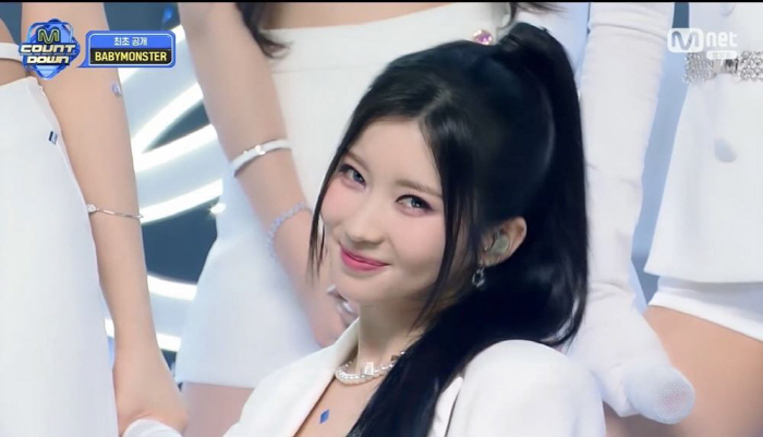 베이비몬스터, 음방 재소환에 핸드마이크 라이브…'라이크 댓' 최초 공개