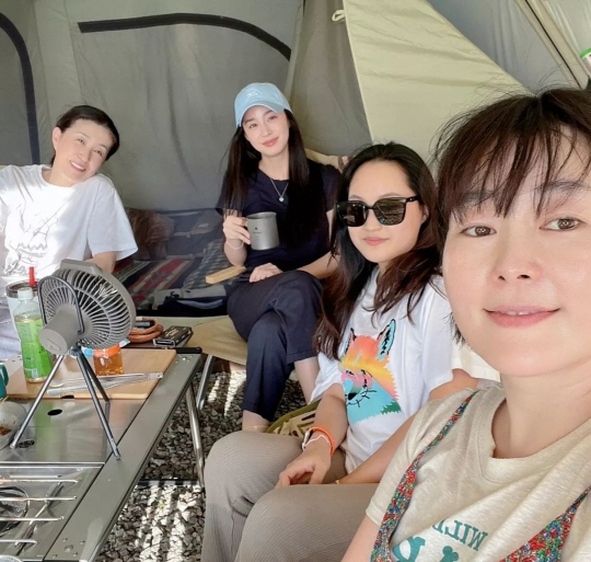 '비♥' 김태희, '하바마' 절친들과 캠핑..안 꾸며도 예쁜 '태쁘'