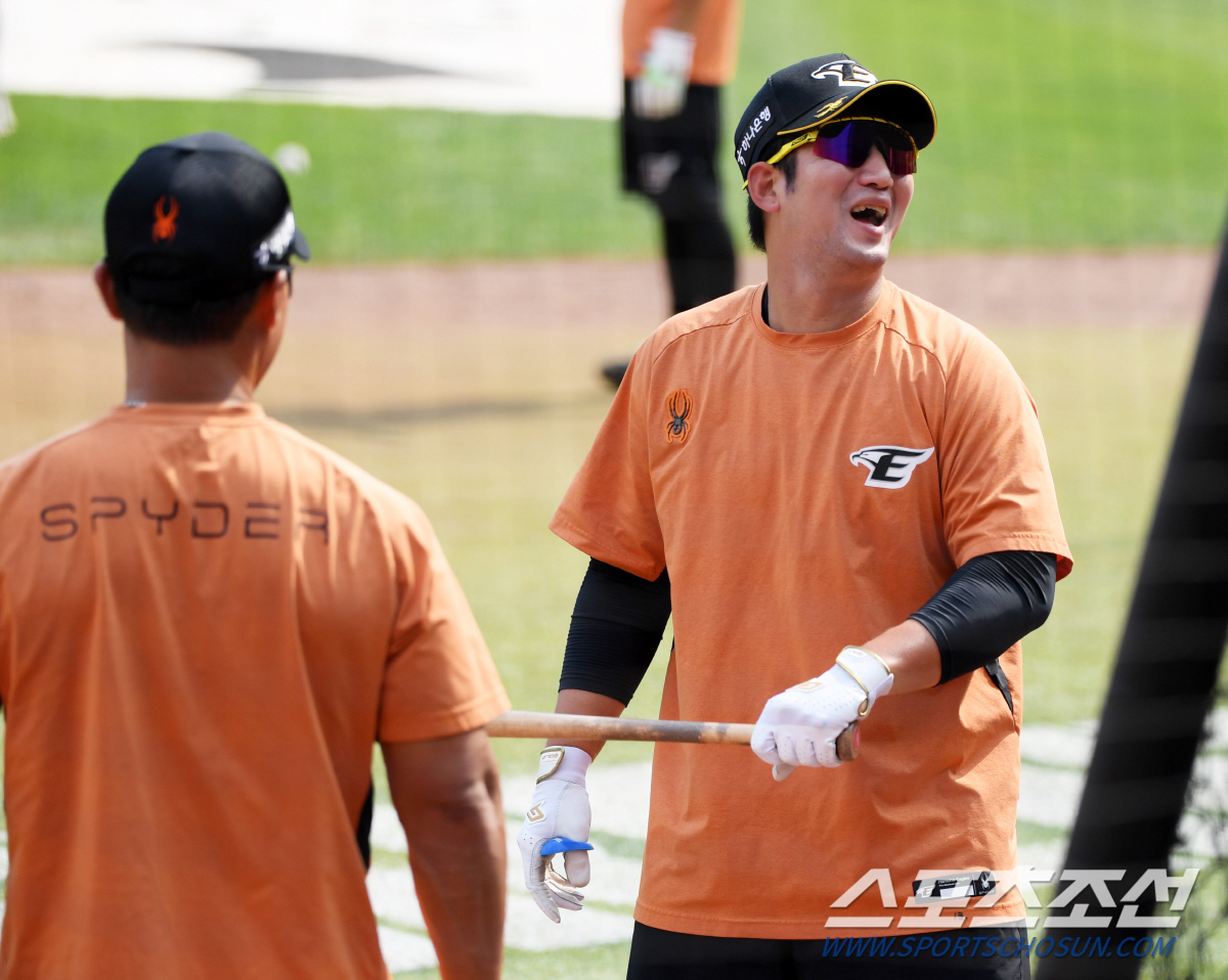 '미소가 떠나지 않네' 김경문 감독 부임 이후 밝아진 한화...폭염에도 …