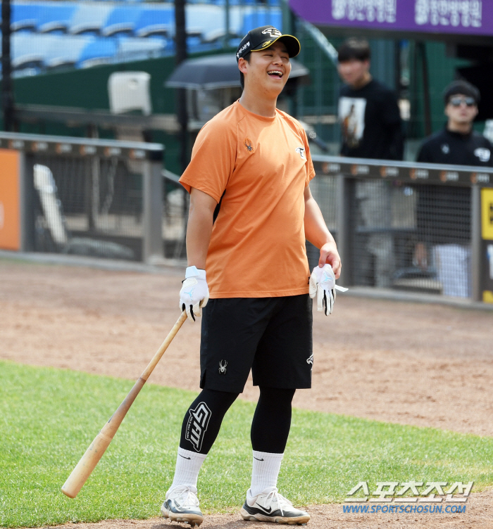 '미소가 떠나지 않네' 김경문 감독 부임 이후 밝아진 한화...폭염에도 …