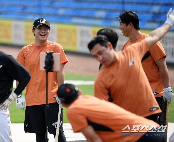 '미소가 떠나지 않네' 김경문 감독 부임 이후 밝아진 한화...폭염에도 …