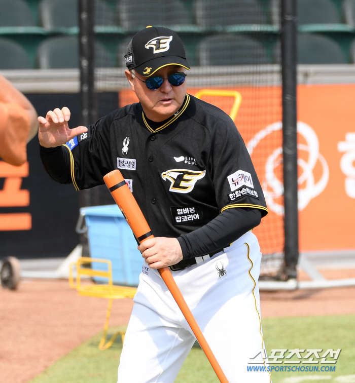 '미소가 떠나지 않네' 김경문 감독 부임 이후 밝아진 한화...폭염에도 …