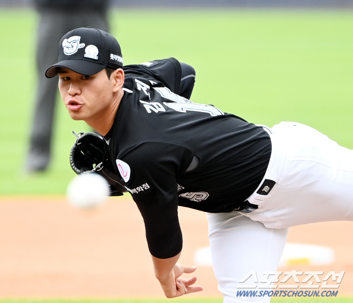 사령탑이 "지켜본다" 했는데…'6볼넷' 1m89 거인, 3회도 못버텼다.…