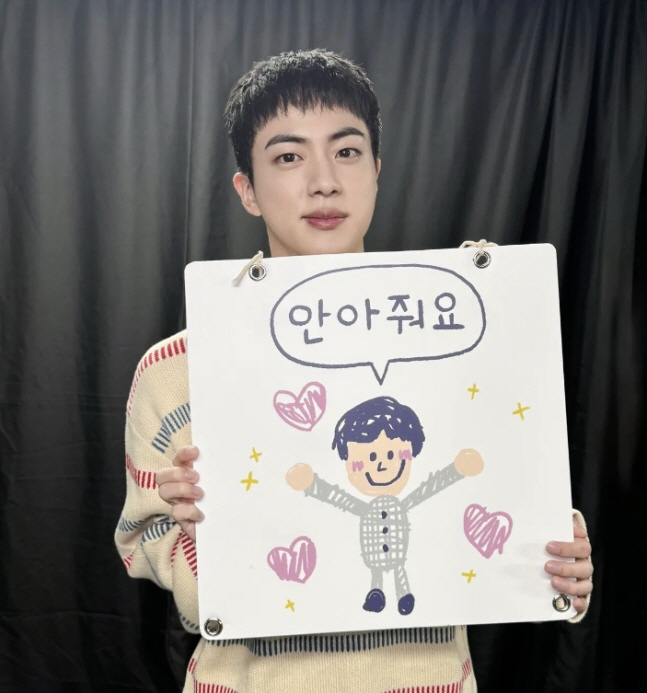 '성추행' 당하고 '상술'로 욕먹고 ...방탄소년단 진, 빛바랜 '아미♥…