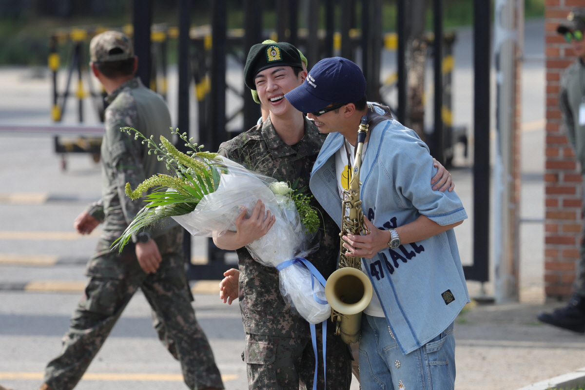 [SC이슈] BTS RM "헛헛한 기분도 들어…다음 초여름 기약" 군 복…