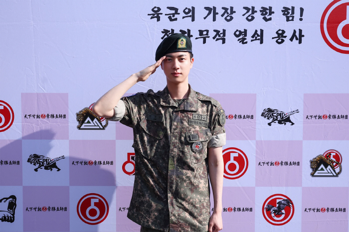 [SC이슈] BTS RM "헛헛한 기분도 들어…다음 초여름 기약" 군 복…