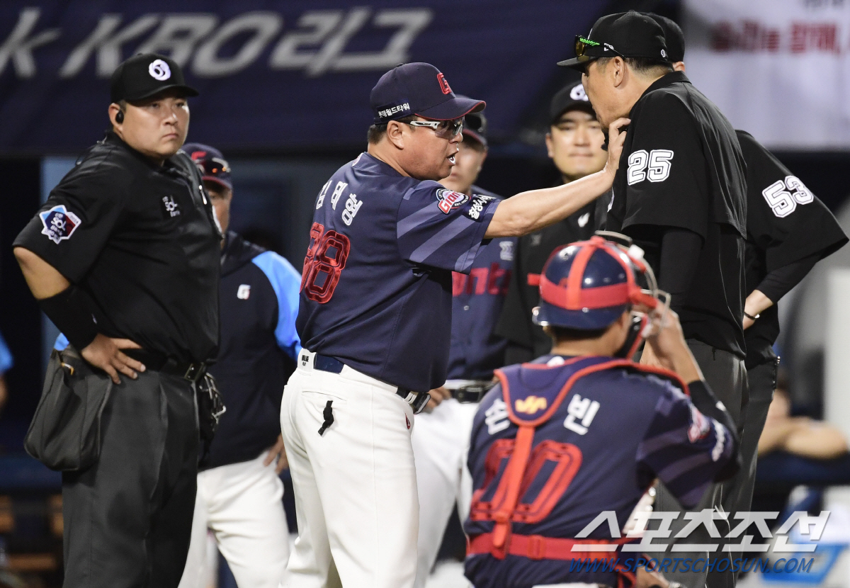 첫 7위다. 9회 퇴장으로 승리 지킨 명장 "힘든 와중에 최선 다해줘 승…