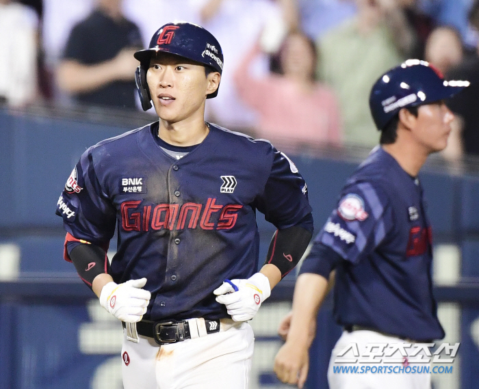 첫 7위다. 9회 퇴장으로 승리 지킨 명장 "힘든 와중에 최선 다해줘 승…
