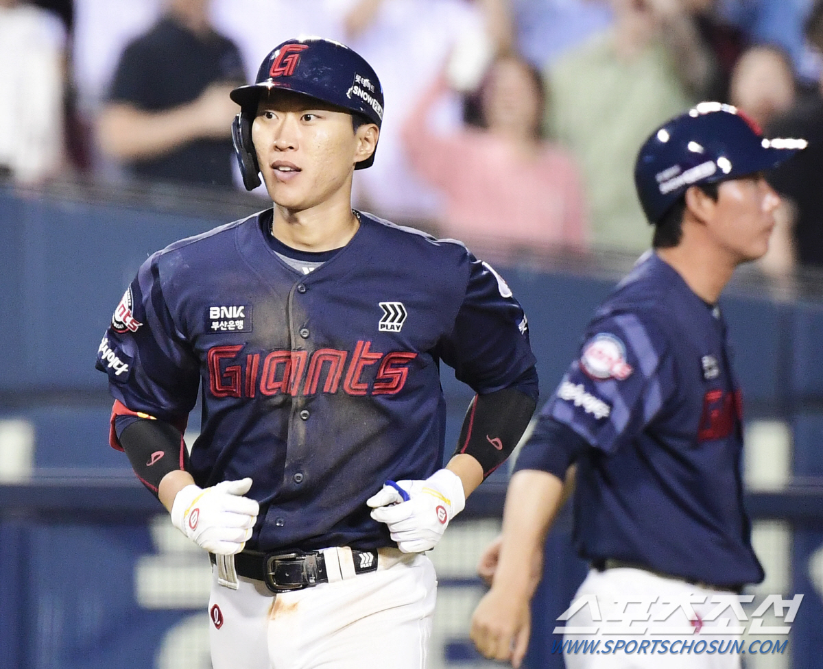 첫 7위다. 9회 퇴장으로 승리 지킨 명장 "힘든 와중에 최선 다해줘 승…