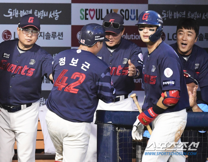 '5년간 친 홈런을 하루에 다쳤다' 수비형 포수의 대반전. 잠실에서 멀티…