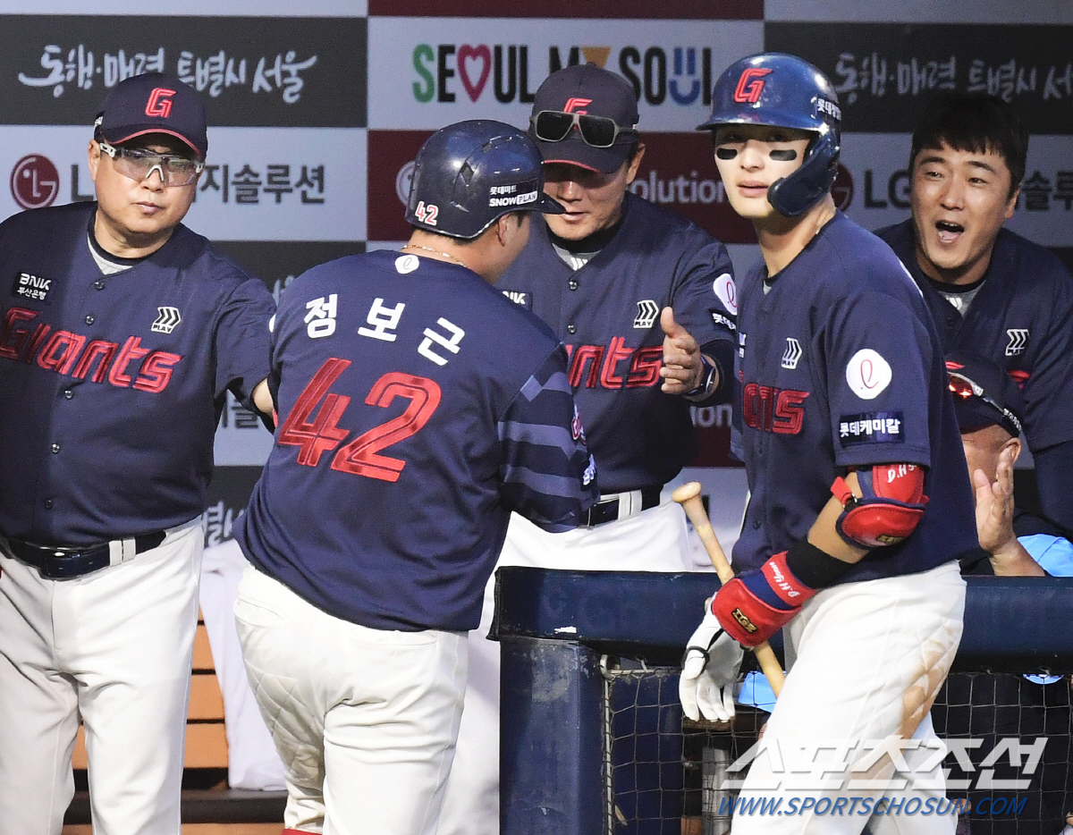'5년간 친 홈런을 하루에 다쳤다' 수비형 포수의 대반전. 잠실에서 멀티…