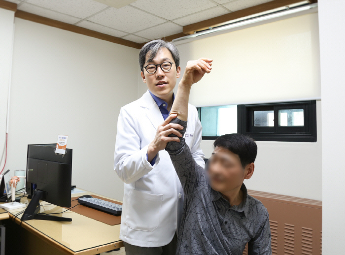 어깨 통증, 오십견·회전근개파열 차이는?