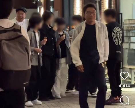 이수만 뒤에 미소년 줄줄이..중국 목격담 화제