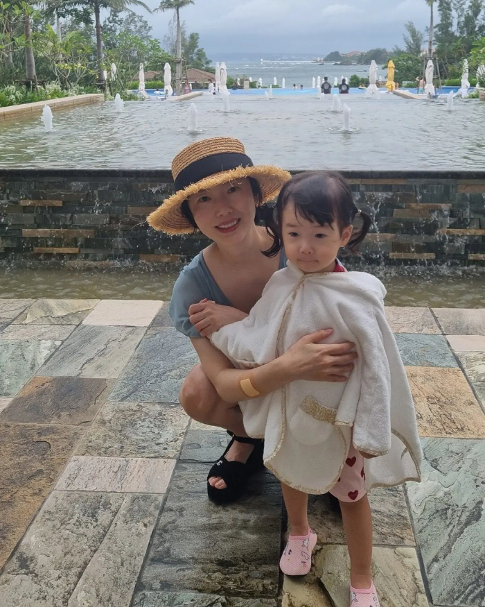 '둘째 임신' 이정현, 살짝 나온 D라인…송윤아→소유진 "축하해"