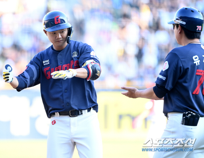 150km 강속구 유망주 주고 데려온 내야수가 '27경기 연속 안타' 달…