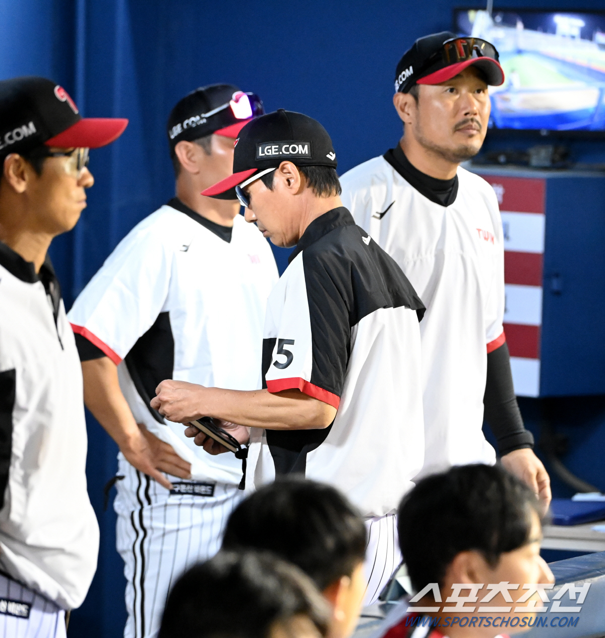 '김범석 헛스윙 삼진 낫아웃 아닌가' 염경엽 감독 퇴장. 항의 시간 초과…