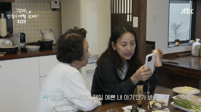 "사랑한다 효리야" 이효리 母, 딸에 발 마사지 해주며 전한 母의 '사랑…