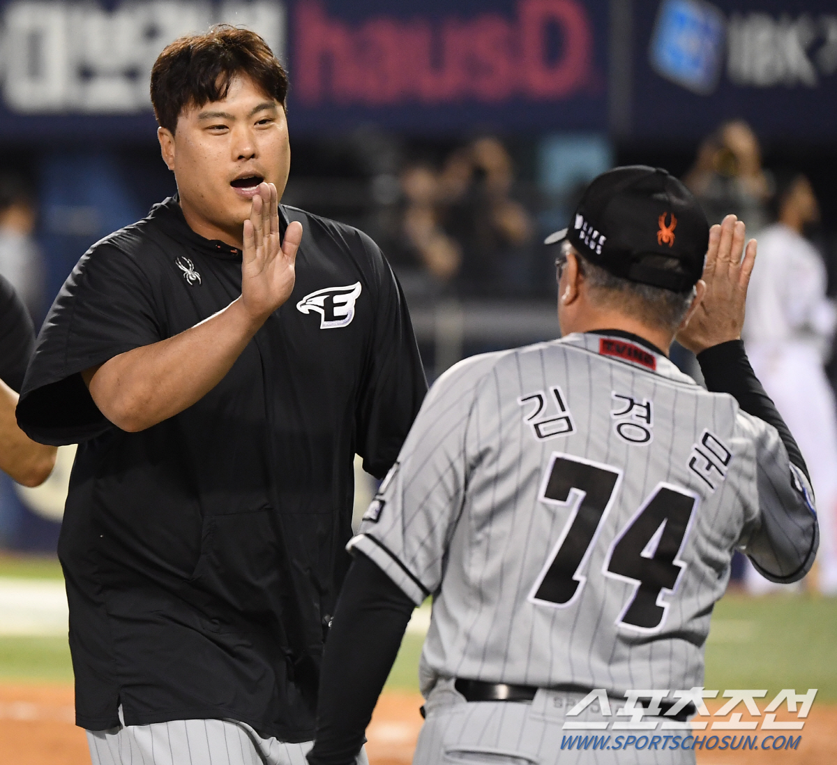 후배의 잘못에 먼저 "미안해"…5G ERA 0.93 되찾은 에이스 본능,…