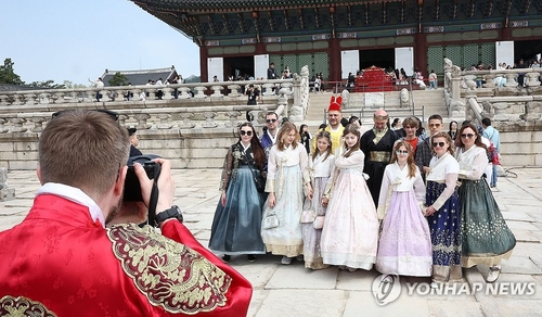 (서울=연합뉴스) 류영석 기자 = 지난 5월 1일 서울 경복궁에서 외국인 관광객들이 한복을 입고 기념촬영을 하고 있다.
