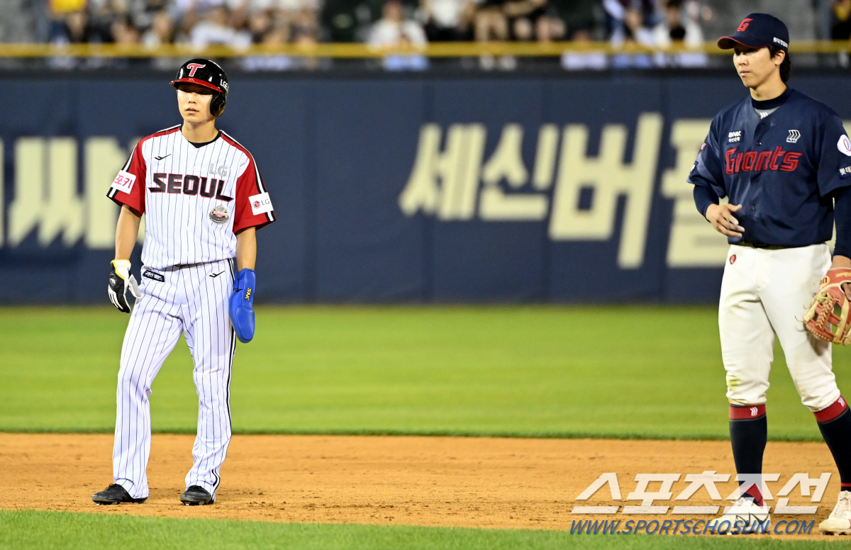 '우리 막내도 잘했다!' 끝내기 득점한 루키 번쩍 들어 올린 캡틴 김현수…
