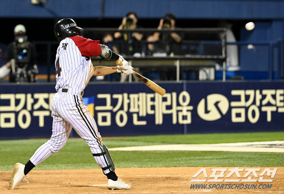 '우리 막내도 잘했다!' 끝내기 득점한 루키 번쩍 들어 올린 캡틴 김현수…