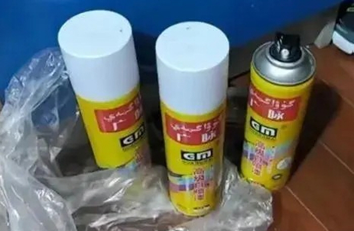 고기 꼬치에 발암 페인트 뿌리는 영상 '충격'…식당 주인 해명은?