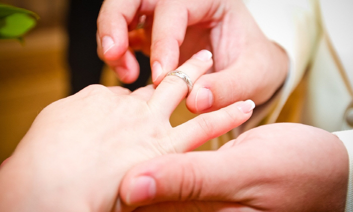 돈 때문에 억지 약혼한 10대 여성, 끝내 숨져