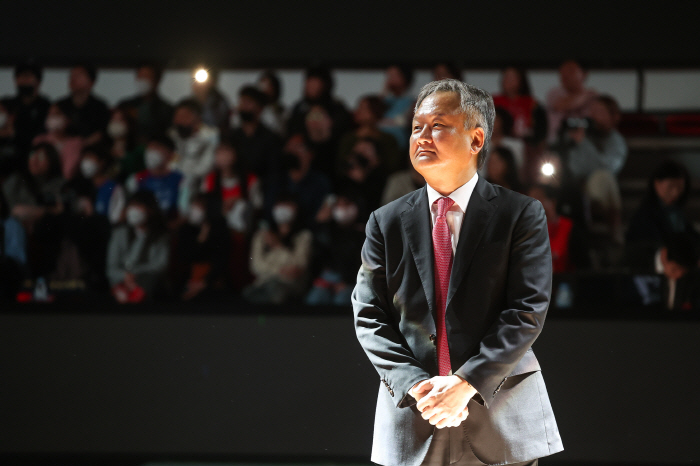 [단독] '만수' 유재학 감독 KBL 복귀할까? 차기 경기본부장 0순위 …
