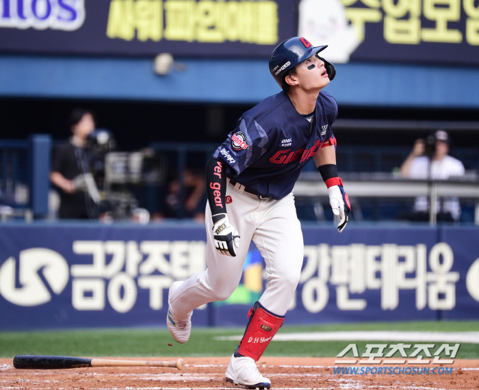 '홈런은 2배+2루타는 이미 작년만큼' 롯데 자존심 살린 국대 외야수, …