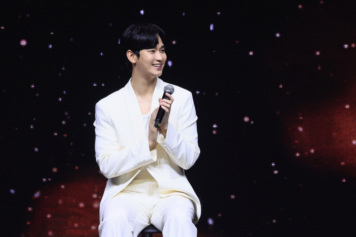 "기억해줘서 고마워" 김수현, 노래+깜짝 선물까지..팬사랑 빛난 태국 팬…