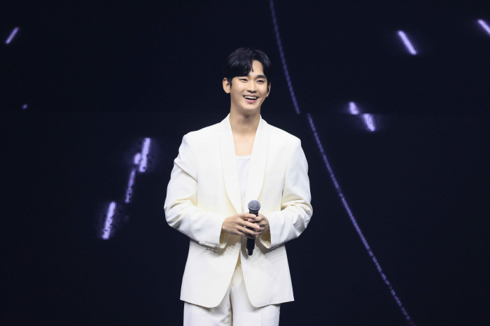 "기억해줘서 고마워" 김수현, 노래+깜짝 선물까지..팬사랑 빛난 태국 팬…
