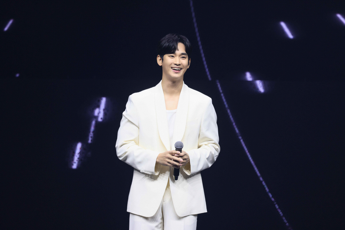 "기억해줘서 고마워" 김수현, 노래+깜짝 선물까지..팬사랑 빛난 태국 팬…