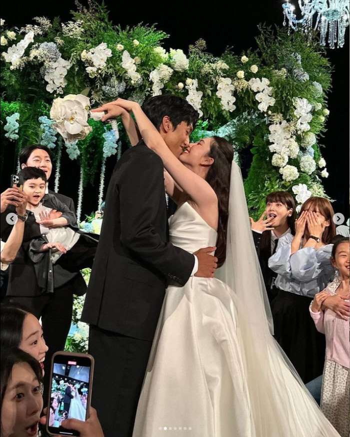 김진경♥김승규, '잔디' 버진로드 결혼식…손흥민→이현이 톱★ 하객 총출동…