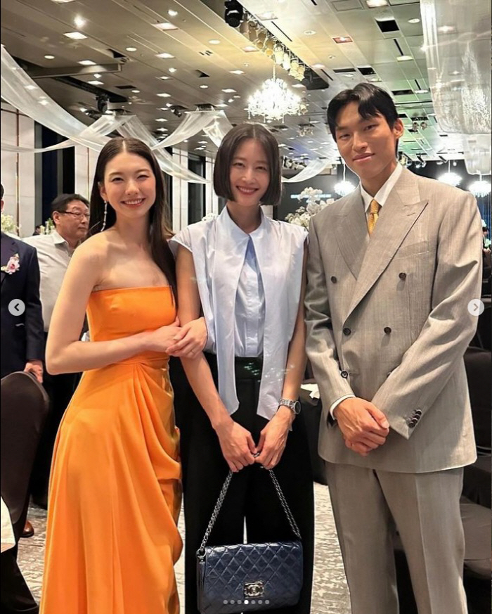 김진경♥김승규, '잔디' 버진로드 결혼식…손흥민→이현이 톱★ 하객 총출동…