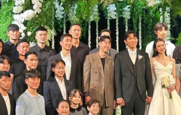 김진경♥김승규, '잔디' 버진로드 결혼식…손흥민→이현이 톱★ 하객 총출동…