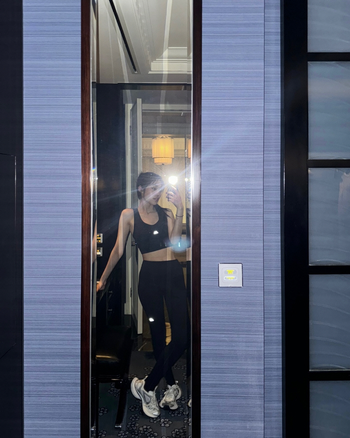 "누나, 배꼽 숨겨라"…노윤서, 복근 드러낸 패션센스 '뼈마름 몸매에 이…