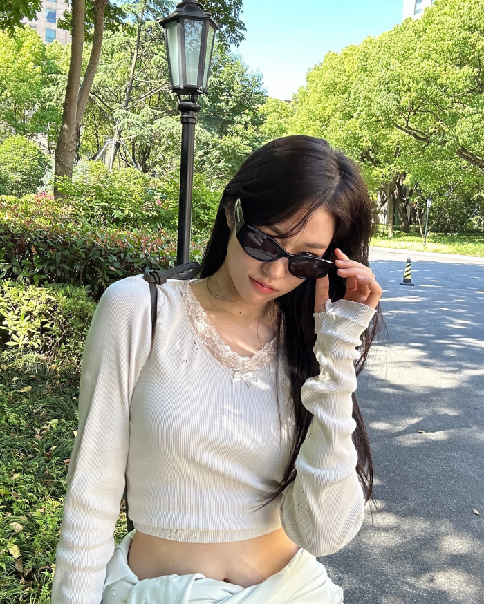 "누나, 배꼽 숨겨라"…노윤서, 복근 드러낸 패션센스 '뼈마름 몸매에 이…