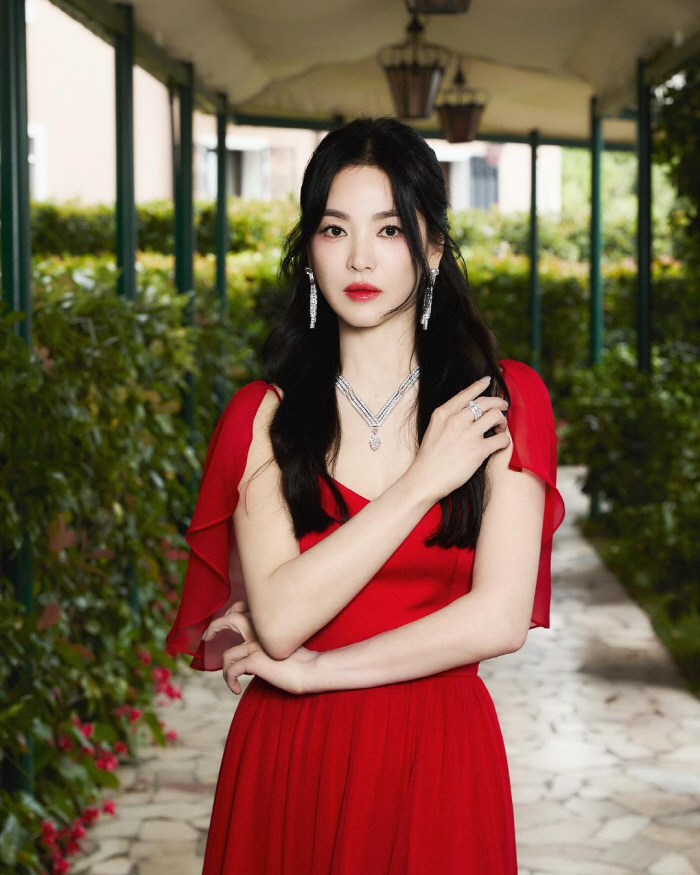 한소희도 반했다..송혜교, 주얼리 보다 빛나는 미모 '베니스 여신'