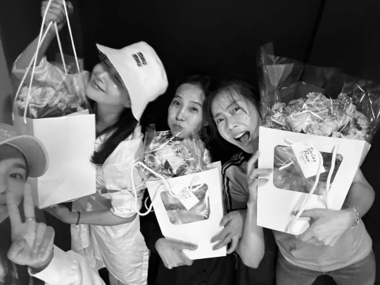 김희선·송혜교·송윤아, 민낯도 예쁜 미녀들..진한 포옹으로 '우정 과시
