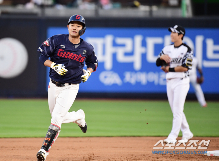 '레전드' 박정태까지 3경기 남았다! '발사각 48도' 손호영 홈런포, …