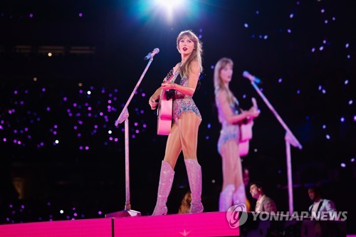 테일러 스위프트 "또 한 명의 여자가수가 되고 싶진 않았다"