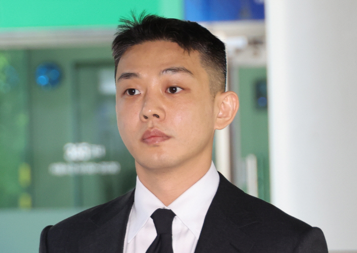 "우리는 언제나 유아인 편"…탄원서+공판참석, 흔들림 없는 굳건한 팬심 …