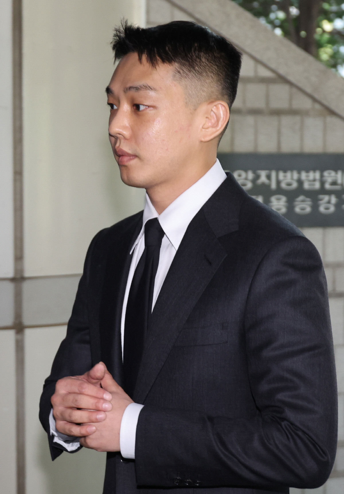 "우리는 언제나 유아인 편"…탄원서+공판참석, 흔들림 없는 굳건한 팬심 …