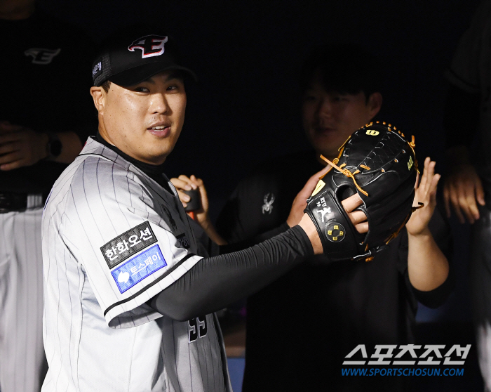 '구위는 똑같은데, 도저히 칠 수가 없다' 괴물의 진짜 귀환...류현진,…