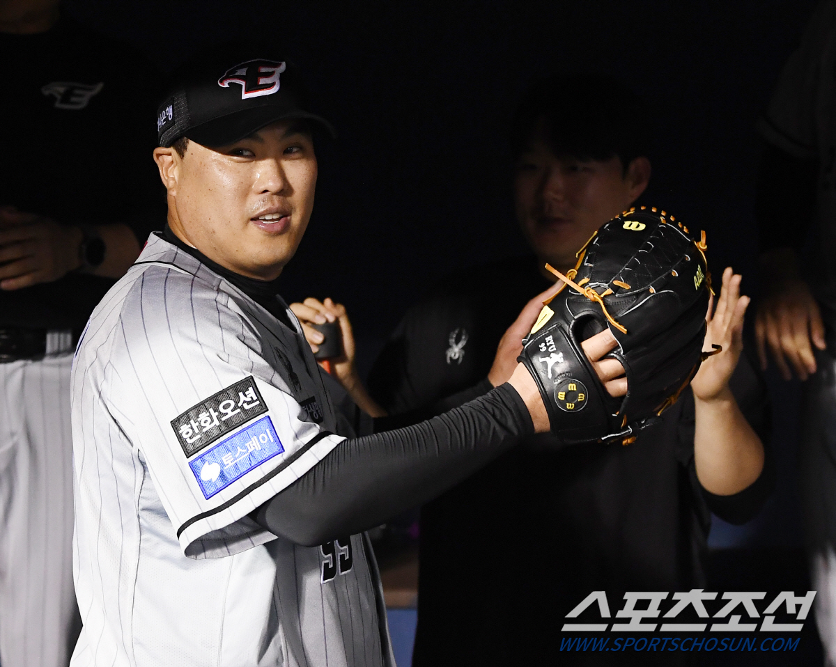 '구위는 똑같은데, 도저히 칠 수가 없다' 괴물의 진짜 귀환...류현진,…