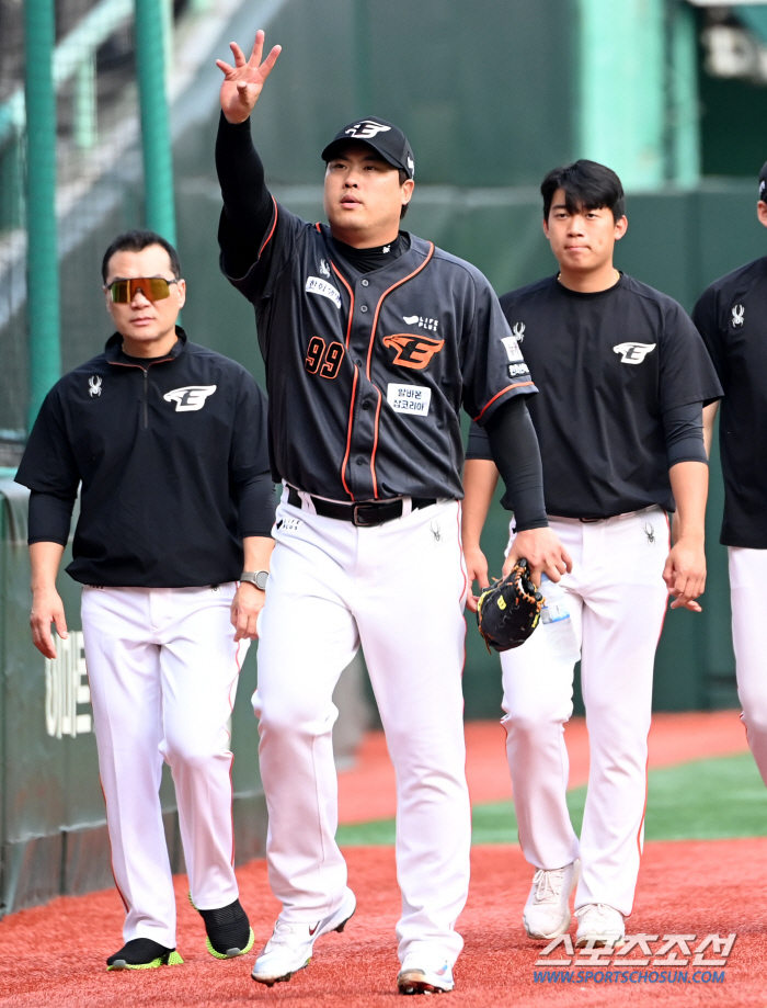 '구위는 똑같은데, 도저히 칠 수가 없다' 괴물의 진짜 귀환...류현진,…
