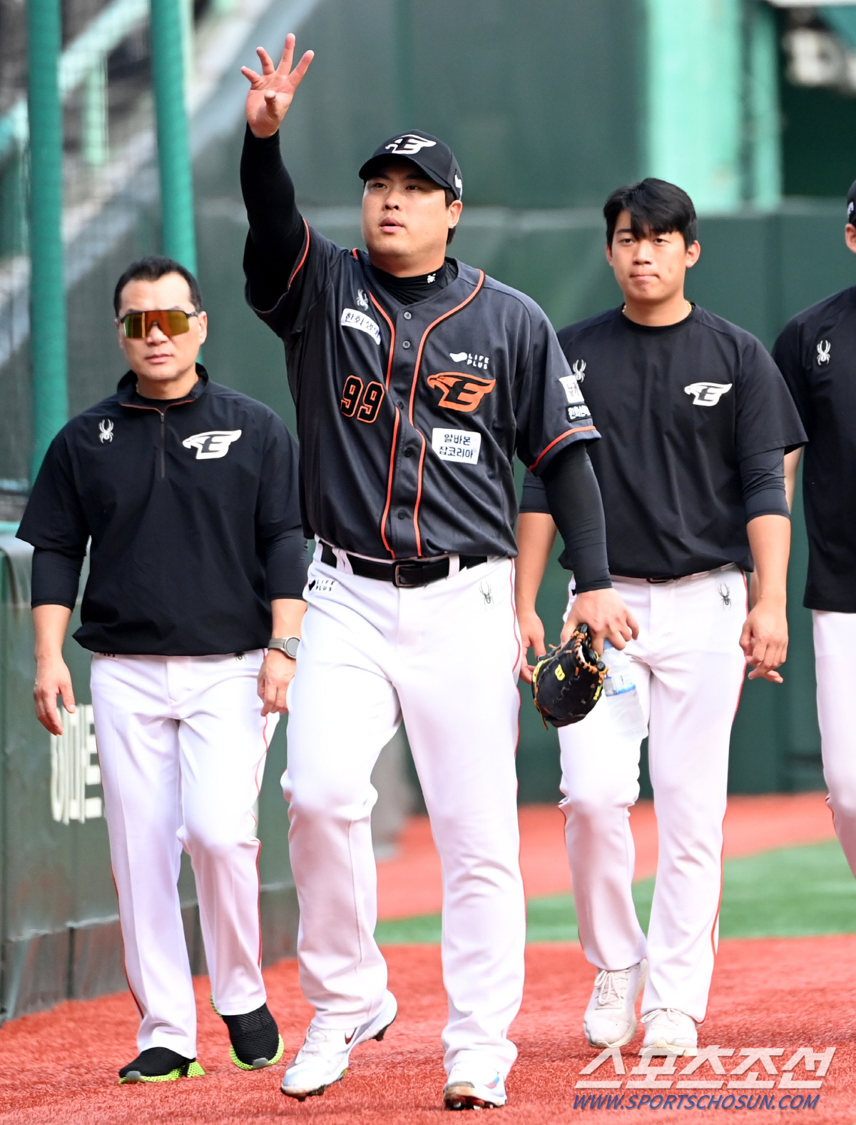 '구위는 똑같은데, 도저히 칠 수가 없다' 괴물의 진짜 귀환...류현진,…