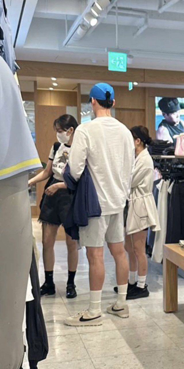 [종합] "쇼핑하는 여친 기다리는 문짝남"…'10년 열애' 김우빈♥신민아…